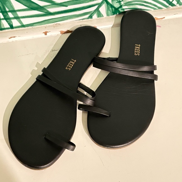 Tkees woman’s Leah sandals size 10 black - Picture 2 of 3